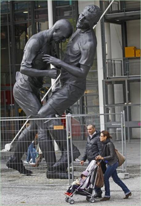 Statue eines wütenden Zidane im Centre Pompidou, Paris