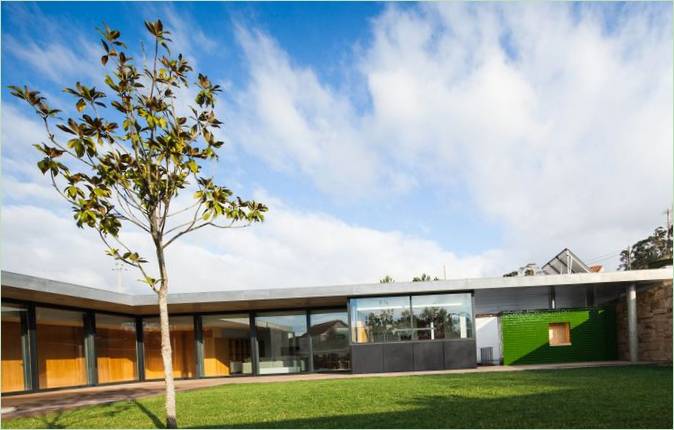 Innenarchitektur für ein minimalistisches Haus am Rande von Santa Maria da Feira, Portugal, von Arquitectos Matos