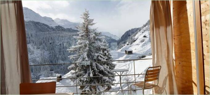 Panoramablick auf eine Winterlandschaft aus den Fenstern eines Hauses