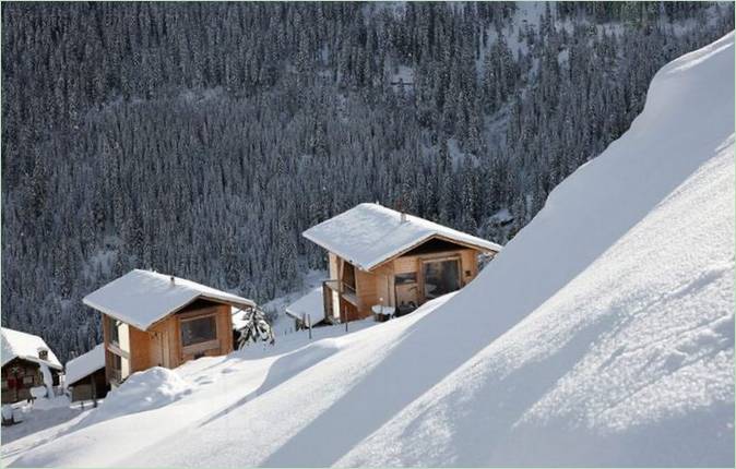 Panoramablick auf die schneebedeckten Pisten