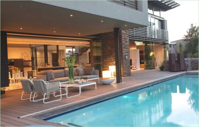 Die Poolterrasse des Hauses der Familie Duk Meyersdal in Johannesburg, Südafrika