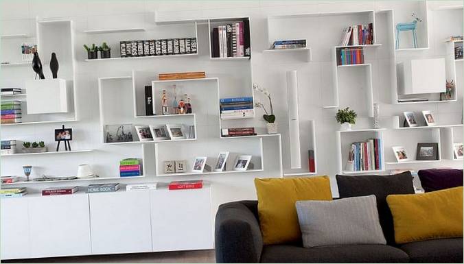 Ein weißes Bücherregal im Wohnzimmer