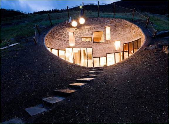 Der beleuchtete Eingang eines Hobbit-Hauses