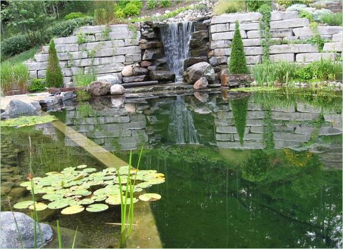 Landschaftsgestaltung eines Grundstücks mit einem Teich