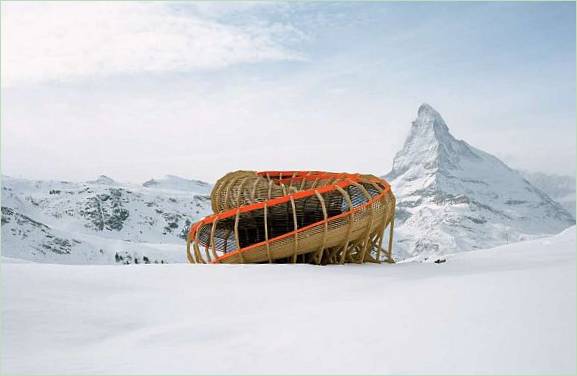 Evolver Lookout inmitten der verschneiten Schweizer Berge