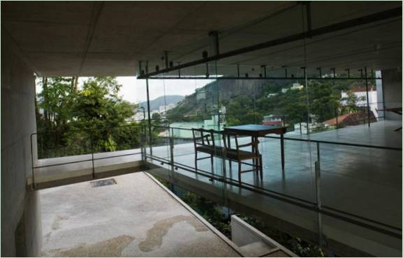 Hotel in Brasilien - Blick von der Übergangsplattform auf die Berge und die Altstadt von Santa Teresa