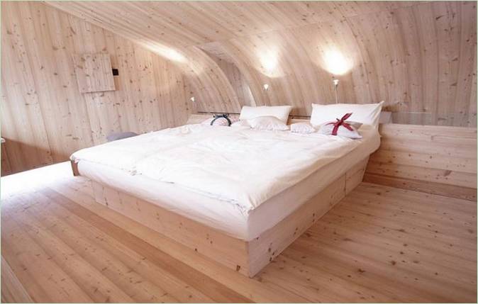 Breites Bett in einer Ufogel-Hütte