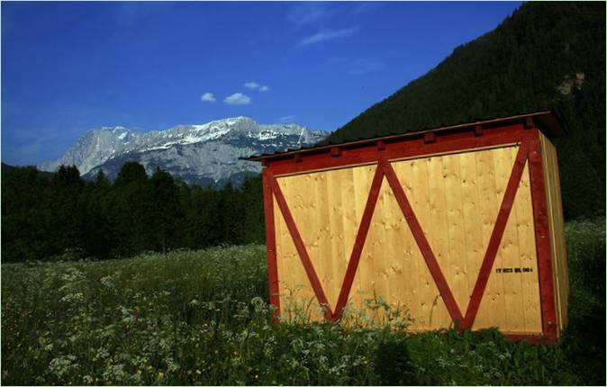 Freistehende Bienenstock-Fassade Foto