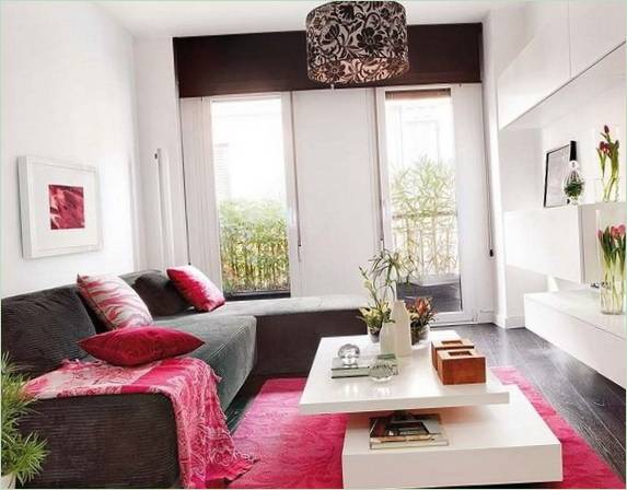 Das Interieur eines eleganten Wohnzimmers in einer Wohnung in Spanien