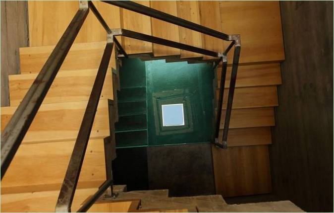 Hölzerne Wendeltreppe im Inneren des Bunkerhauses in Argentinien