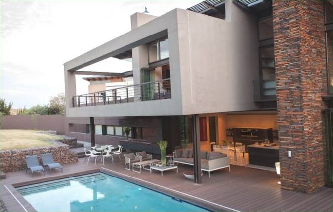 Die Poolterrasse des Hauses der Familie Duk Meyersdal in Johannesburg, Südafrika