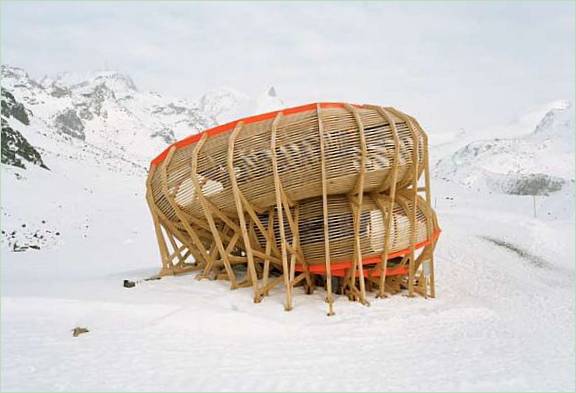 Evolver-Aussichtspunkt inmitten der schneebedeckten Berge der Schweiz