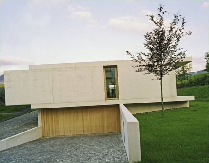 Modernes Haus mit Blick auf die Alpen