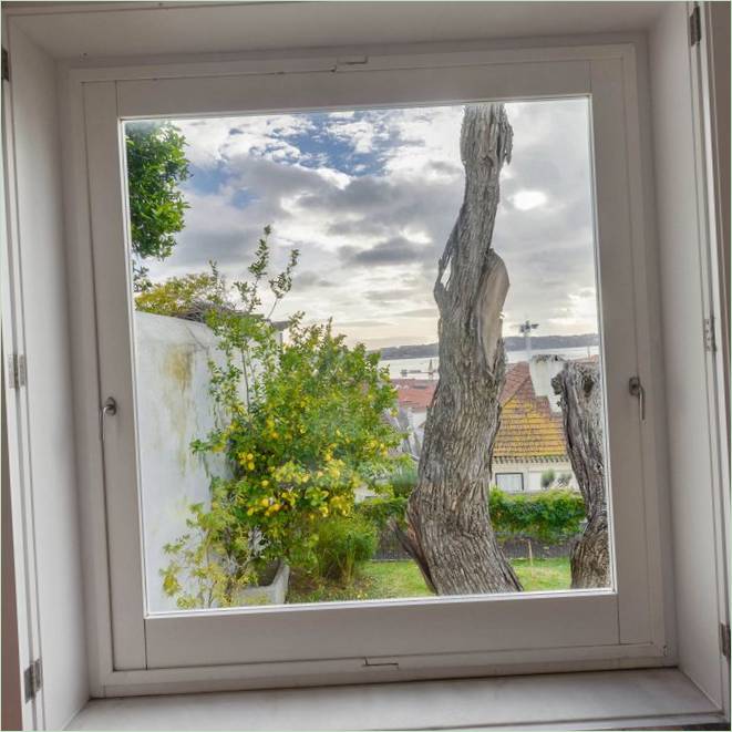 Weit geöffnetes Fenster mit Blick auf den Innenhof