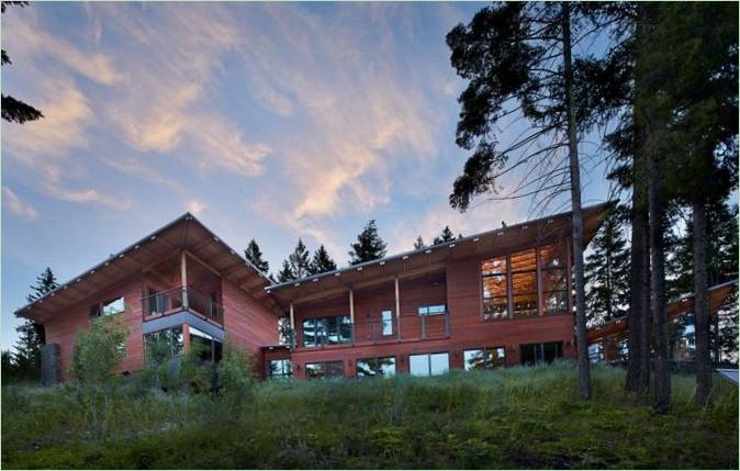 Das Äußere eines Hauses am Bergsee von Johnston Architects