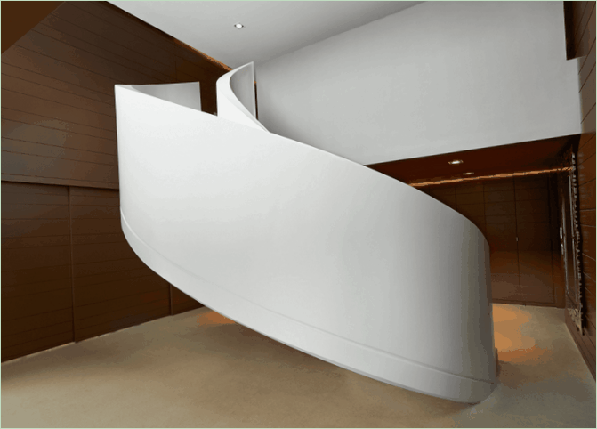 Weiße Wendeltreppe in Form einer Schnecke in der Gestaltung eines Hauses in Spanien