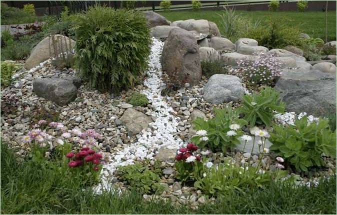 Ein Alpinarium in einem Garten