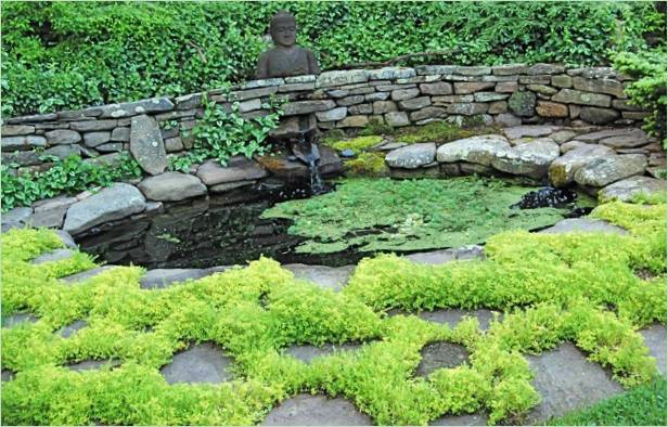 Günstige Landschaftsgestaltung - ein mit Steinen ausgelegter Teich