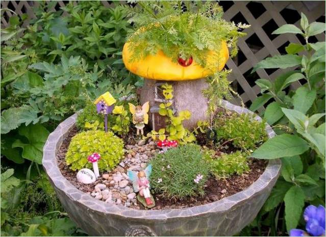 Das gelbe Dach eines Miniatur-Gartenhauses