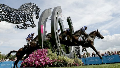 Hufeisenskulptur von Tom Hill