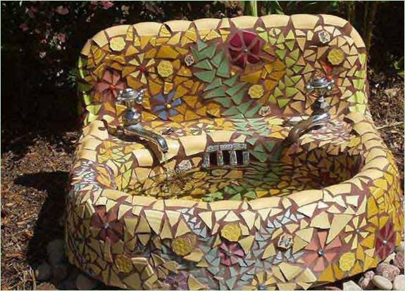 Dekorierte Gartenmuscheln mit Mosaiken