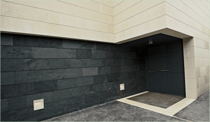 Schwarze Eingangstür im Entwurf des spanischen Hauses von Foraster Architects