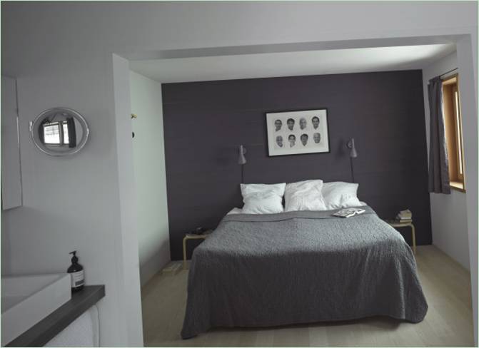 Eines der Schlafzimmer in der Brücke 49 ist in einer klassischen Grau/Weiß-Kombination gehalten