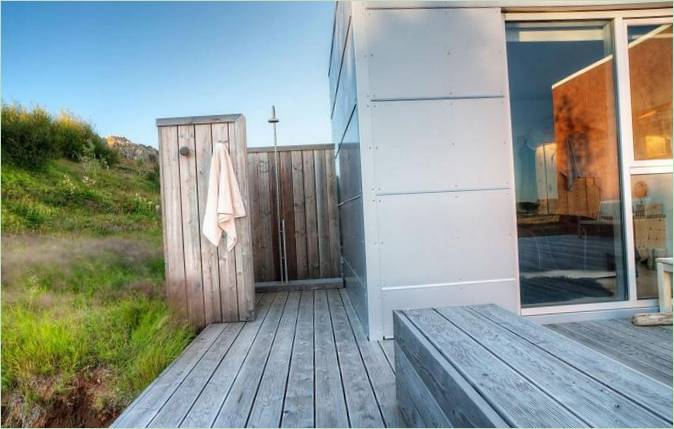 Sommerdusche im Freien im "Eishaus" auf dem Land