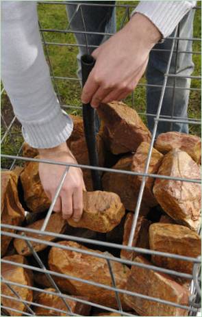 Gestaltung eines Gartenbrunnens mit Gabionentechnik