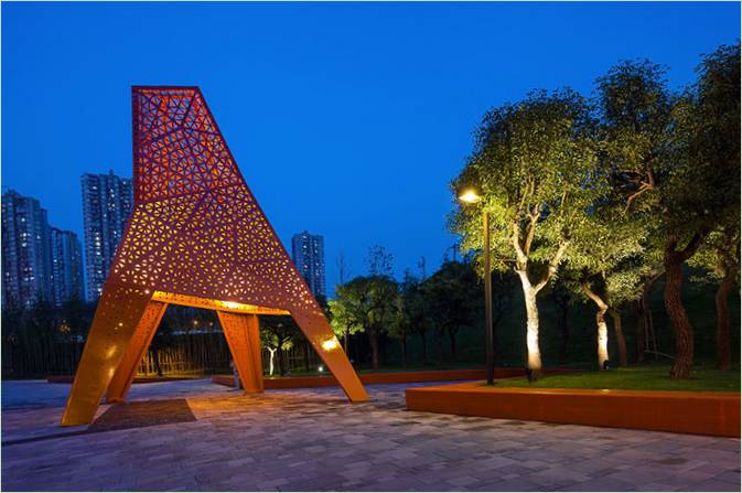 Nächtliche Szene in einem Park mit Skulpturen