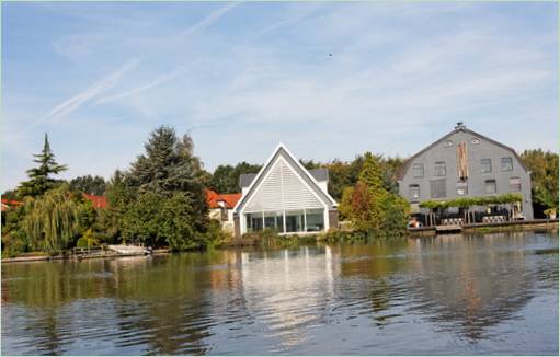 Elegantes Wohnhaus von Ruud Visser am See