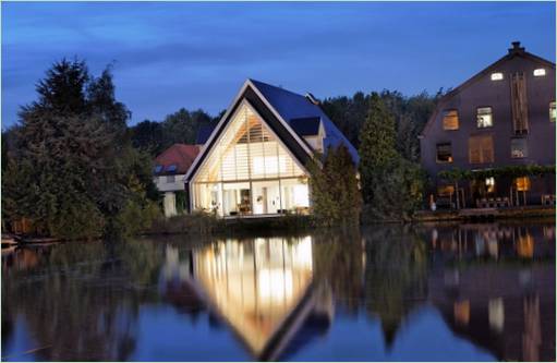 Elegantes Einfamilienhaus von Ruud Visser am See bei Nacht