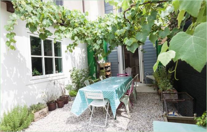 Retro-Renovierungsprojekt in einem alten Haus in Italien: ein kleiner Garten