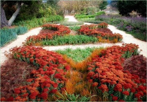 Ein Garten in seinen Herbstfarben