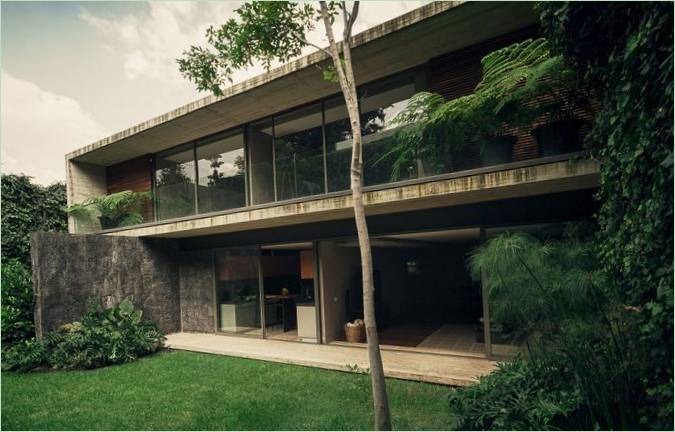 Ein schönes zweistöckiges Haus aus Beton und Glas