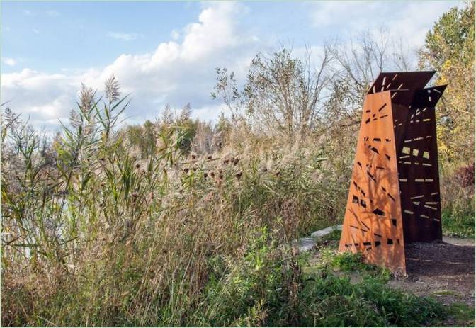 Stahlpavillons im Park im Einklang mit der Natur