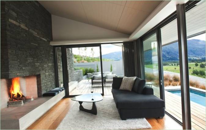 Innenarchitektur eines Wohnzimmers mit Kamin in der Wanaka Residence in Neuseeland