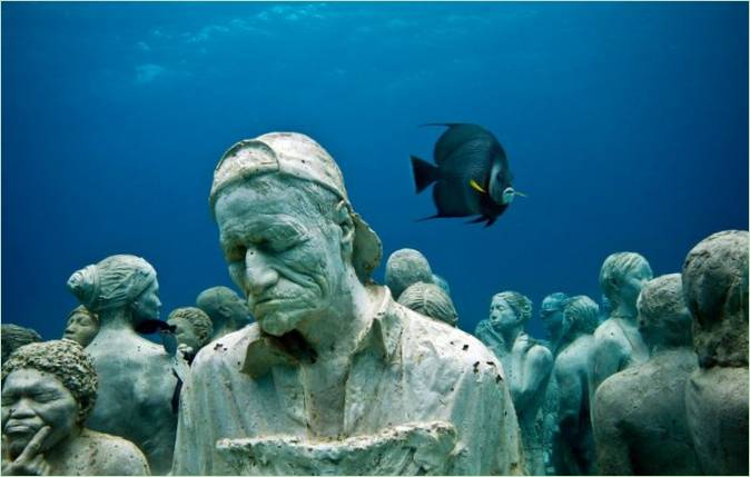 Eine Skulptur in einem Unterwasserpark Quiet Evolution