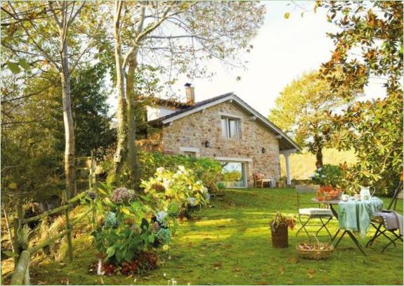 Innenhof eines freistehenden Hauses im Wald