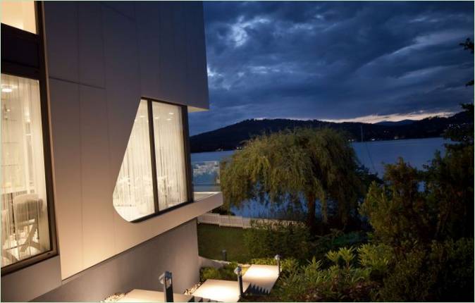 Weiß getünchtes Haus am See von Spado Architects, Kärnten, Österreich