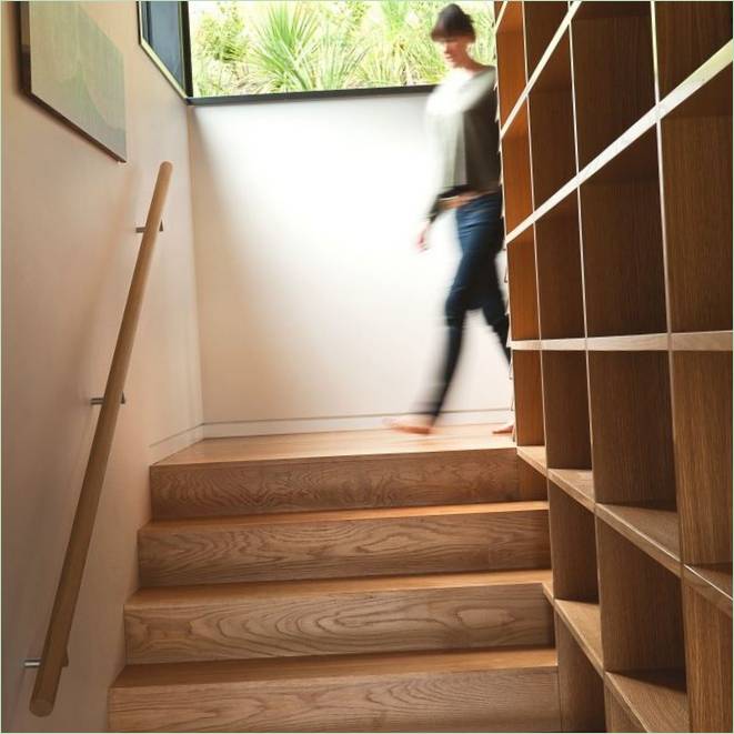 Holztreppe zum ersten Stock der Wanaka Residence in Neuseeland