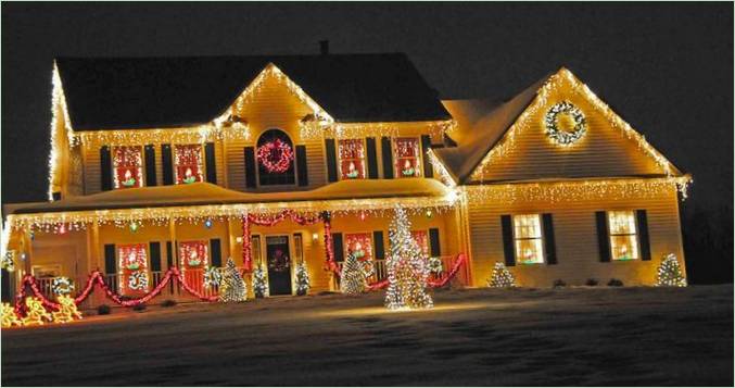 Weihnachtsdekoration an der Fassade