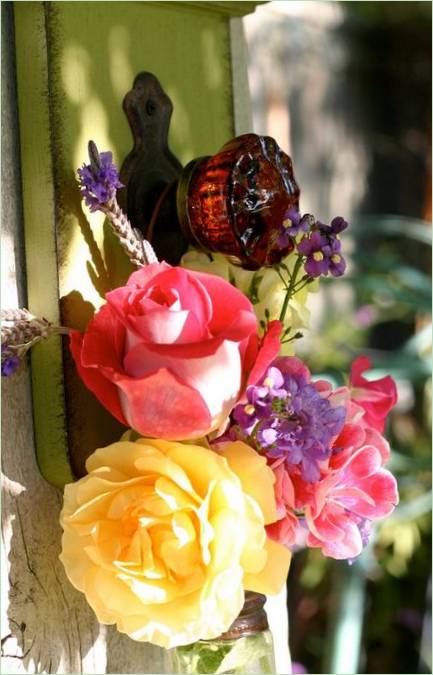 Blumenarrangement auf der Terrasse