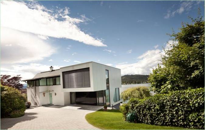 Das schneeweiße Haus am See von Spado Architects, Kärnten, Österreich