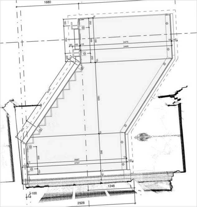 Der Aufbau einer ungewöhnlichen Treppe zwischen Häusern Foto - 02