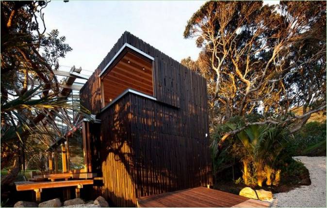 Entwurf des einzigartigen Wohnhauses Under Pohutukawa von Herbst Architects