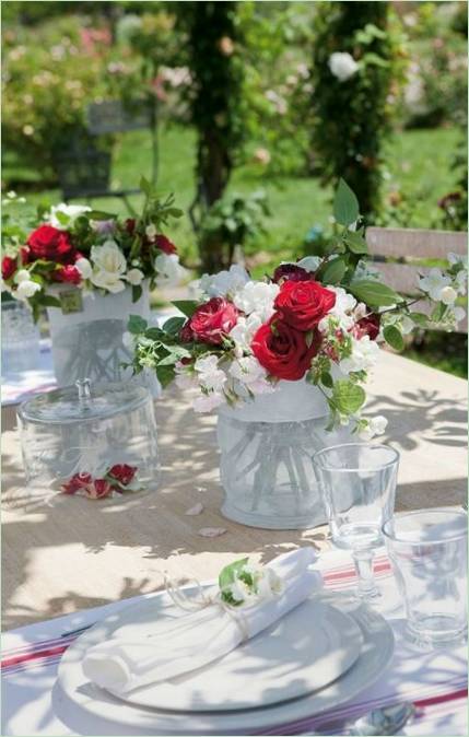 Blumenarrangement auf der Veranda