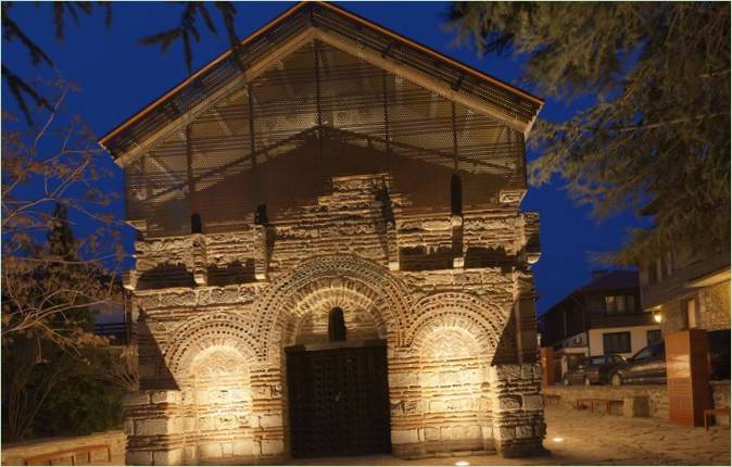 Halbtransparentes erstes Stockwerk der St. Paraskeva-Kirche