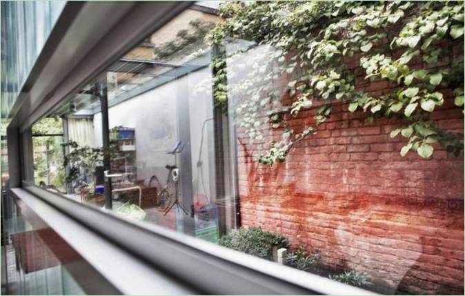 Ein langes Fenster im Gewächshaus des Hauses PEBO in Belgien