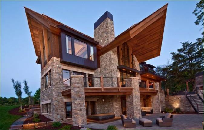 Interessantes Hausprojekt mit Steinmauern und einem Holzdach